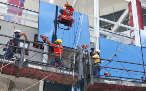 tecnicos instalam fachada glazing