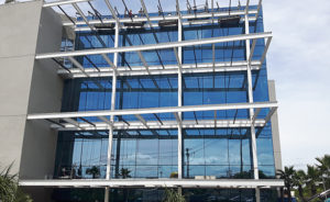 tecnicos da Estrutural Glazing instalam fachada pele de vidro